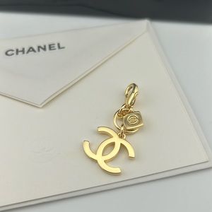 Chanel Beauty Limited Edition Holiday 2023 CC Logo Charm.
Brand NEW.